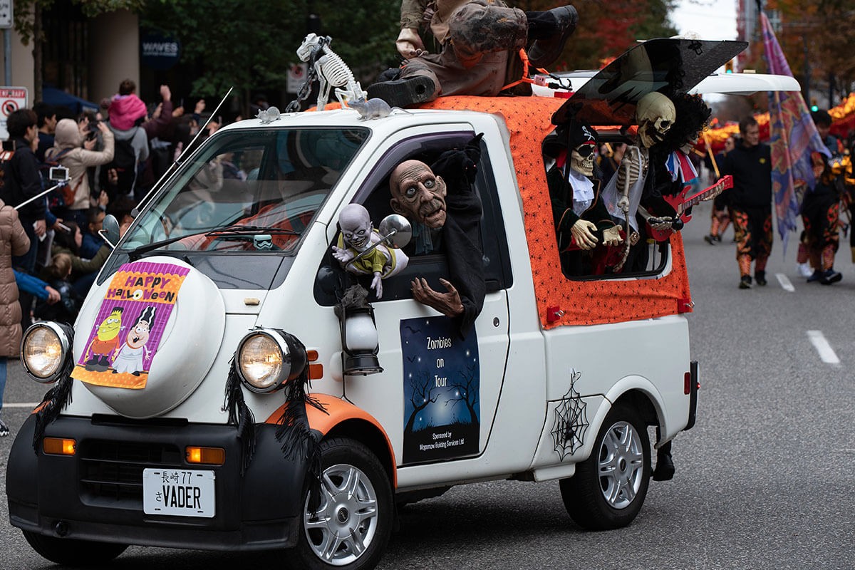Vancouver's halloween street parade 2019 - original car with dolls