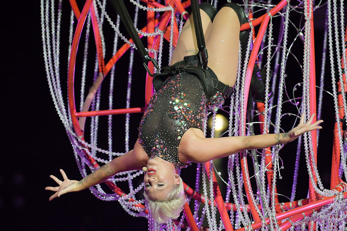 Pink singer- shows an acrobatic trick with insurance - show at Rock in Rio 2019 in the city of Rio de Janeiro Pink singer- shows an acrobatic trick with insurance - show at Rock in Rio 2019 in the city of Rio de Janeiro