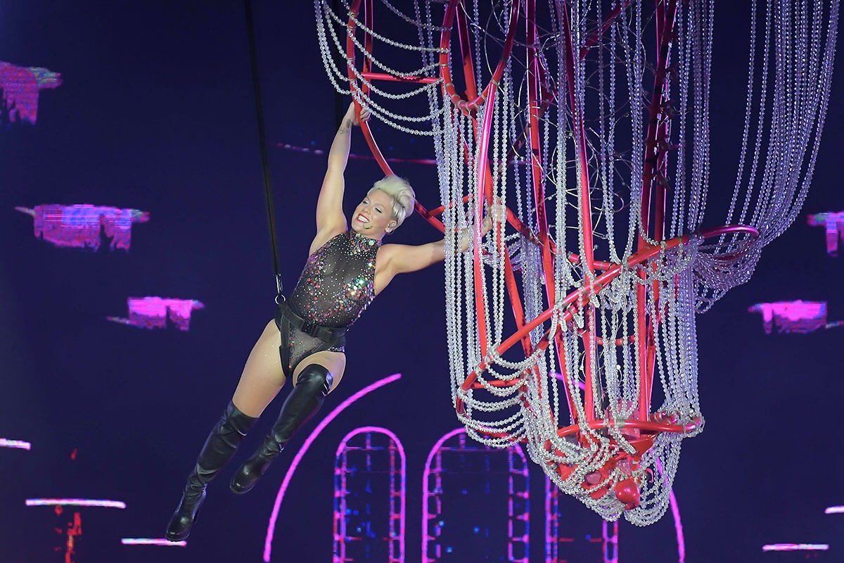Pink singer- shows an acrobatic trick with insurance - show at Rock in Rio 2019 Pink singer- shows an acrobatic trick with insurance - show at Rock in Rio 2019