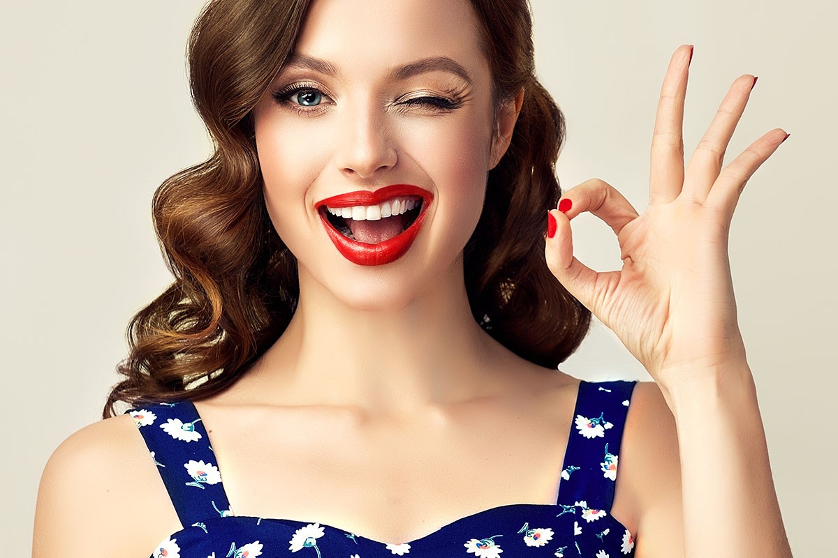 Woman shows a hand - everything is fine