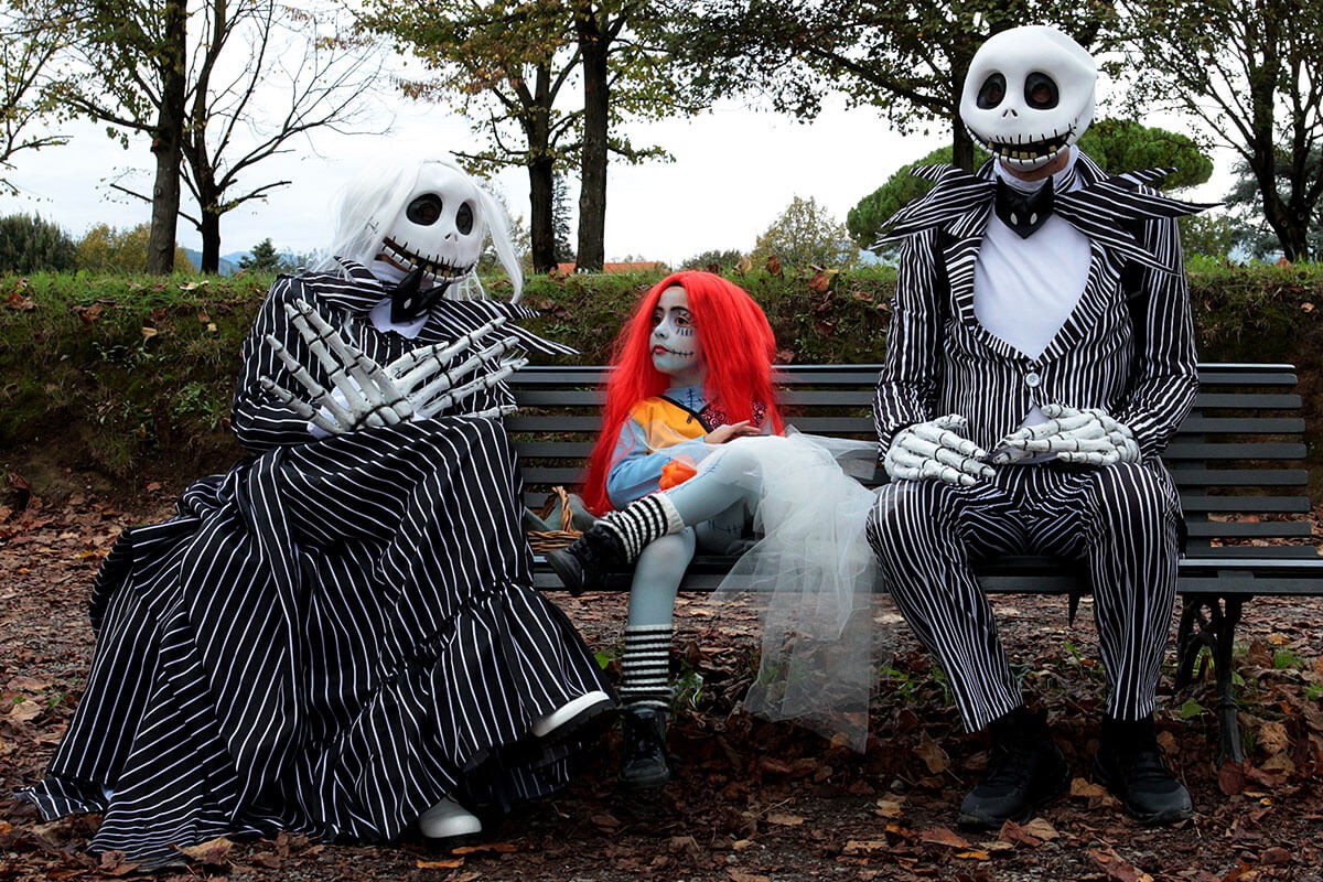 Family sitting on a bench disguised as characters from the movie - Event Lucca Comics & Games, Italy