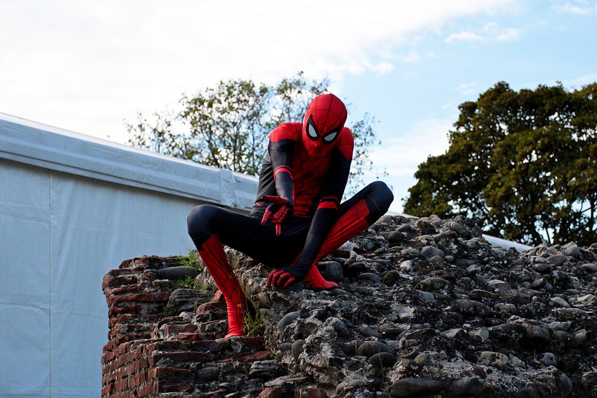 Cosplay to the Lucca Comics & Games - Spiderman posing over a wall