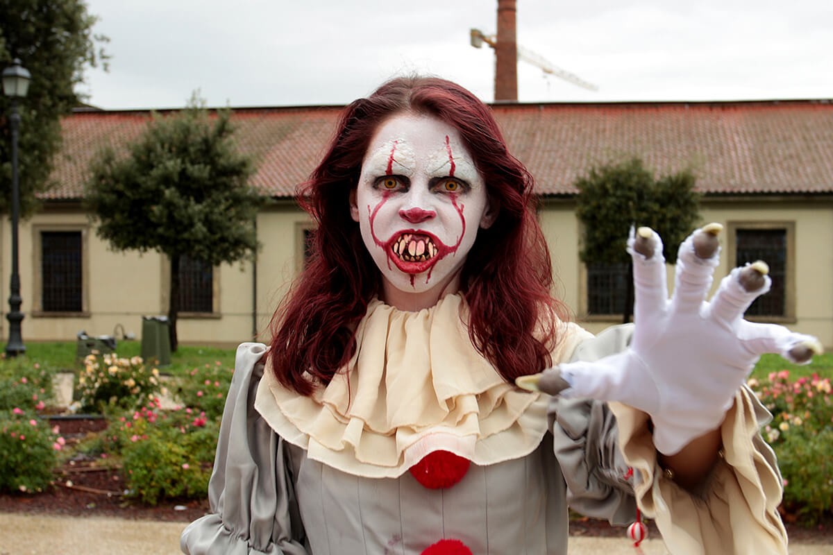 Cosplay girl wears the costume of the Pennywise clown - Lucca Comics & Games