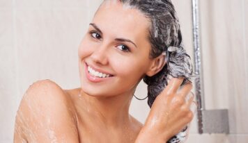 Is It Bad to Wash Your Hair Every Day? Let’s Look at All the Subtleties.