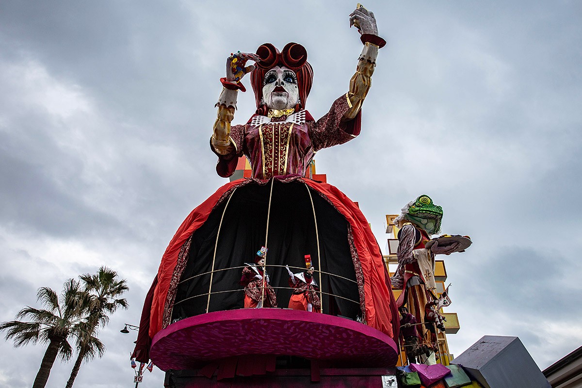 Image of Parade of Carnival floats with dancing people, streets of Viareggio, Italy