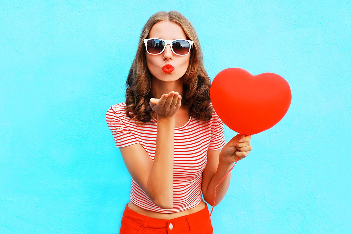 Image of a woman in love who gives a romantic kiss
