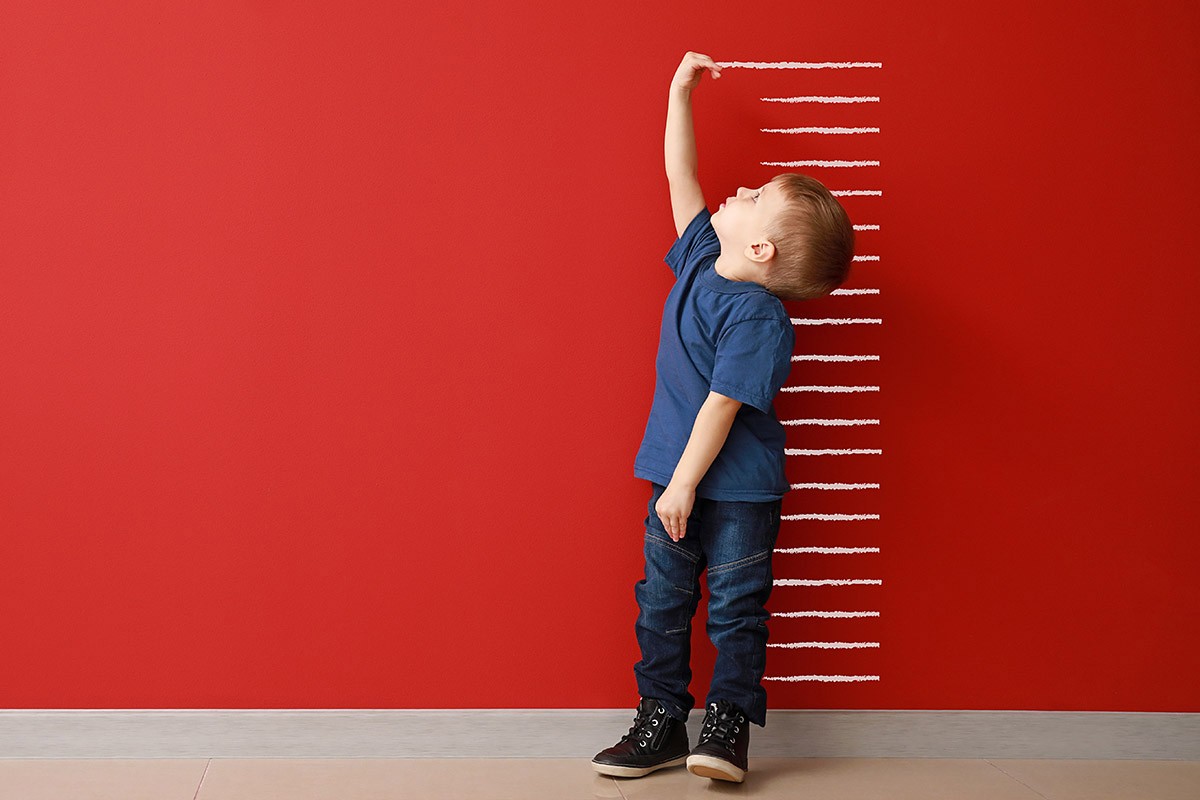 Image of a child who measures his height