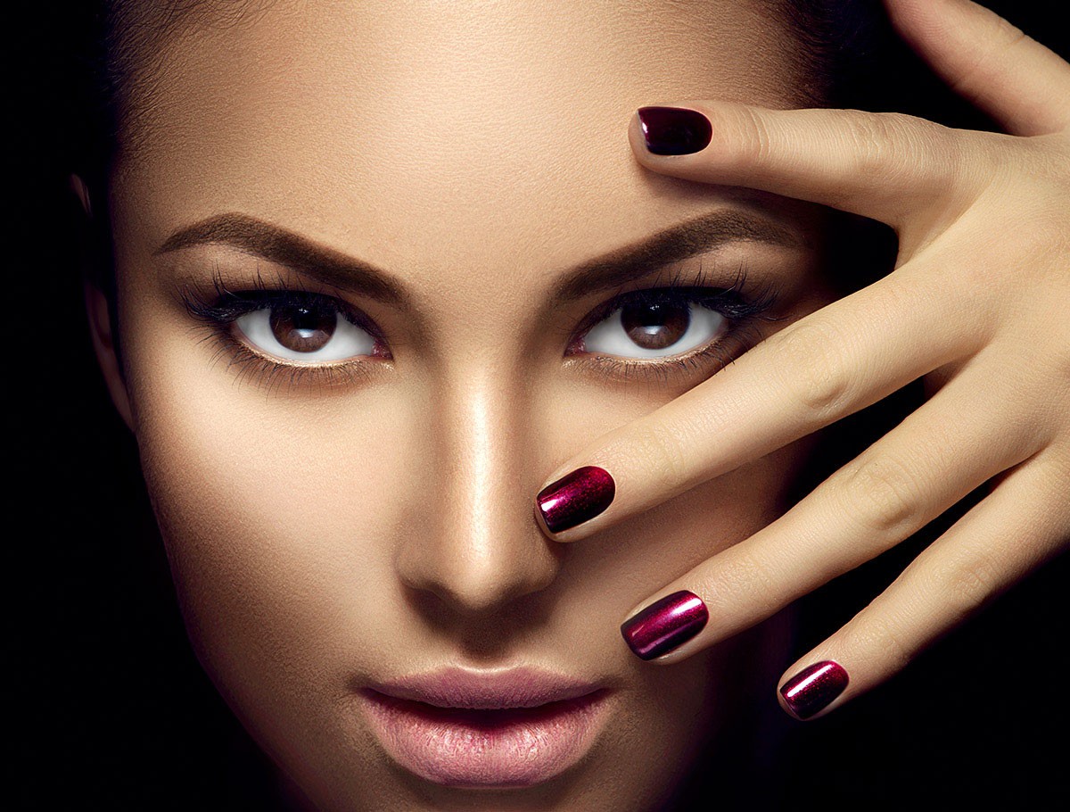 Image of the face and penetrating eyes of a graceful woman