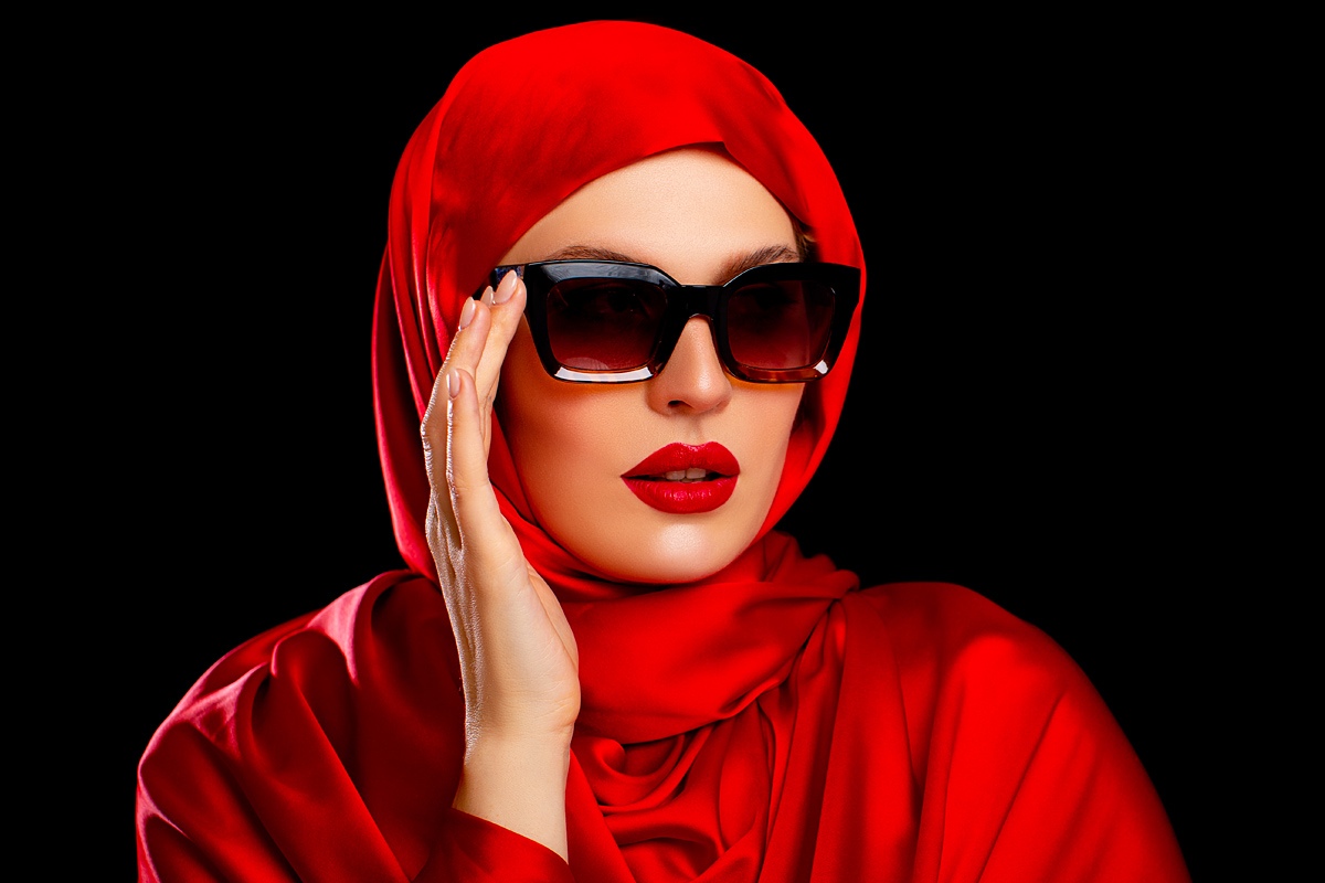 Beautiful woman with red lips and sunglasses