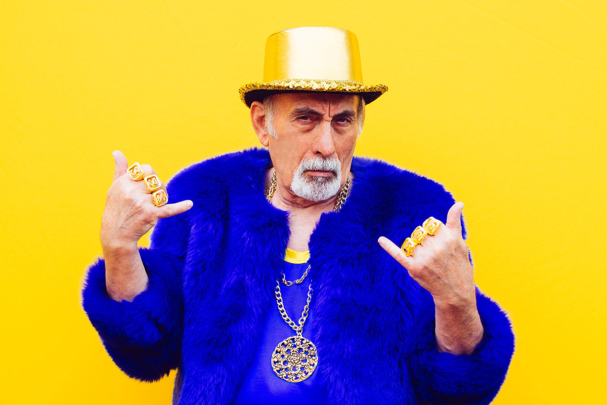 Image of a pretentious man wearing gold rings